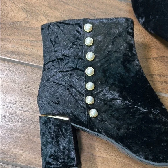 Elegant Black Velvet Ankle Boots with Pearl Detailing Isaac Mizrahi brand. 8.5 - Picture 8 of 10